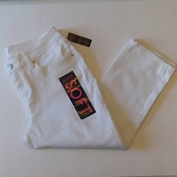 ❤$10❤🌟BRAND NEW🌟 No Boundaries White Capri Sz 13